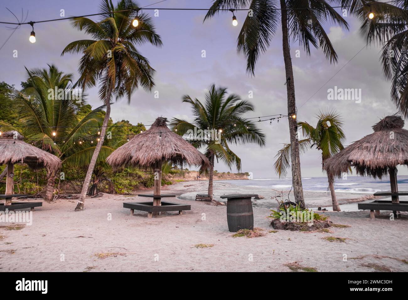 Idílico bar de playa caribeño al atardecer - Piaye, Santa Lucía (Indias Occidentales) Foto de stock