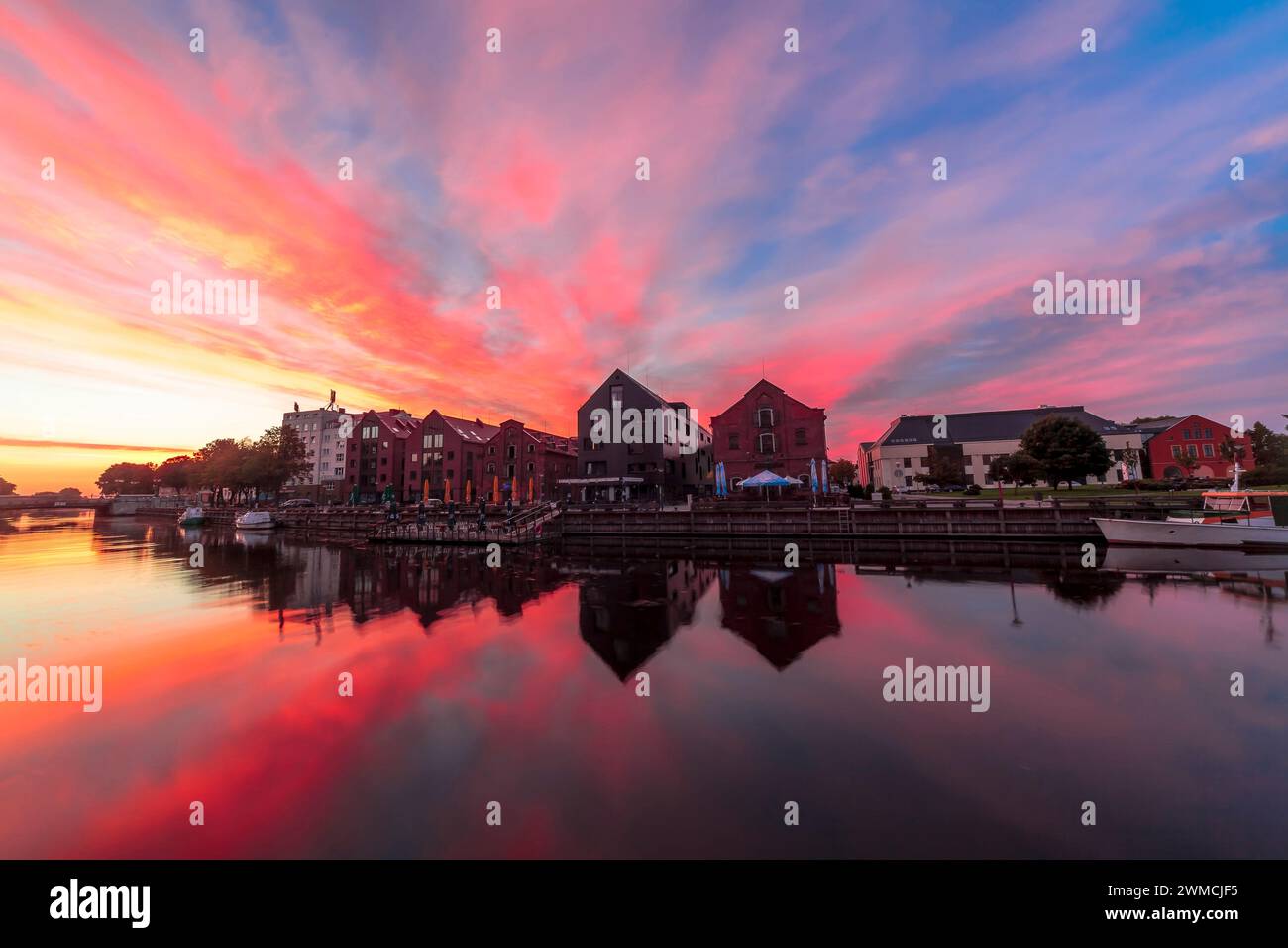 Salida del sol sobre el paisaje urbano frente al mar y el río Dane, Klaipeda, Lituania Foto de stock