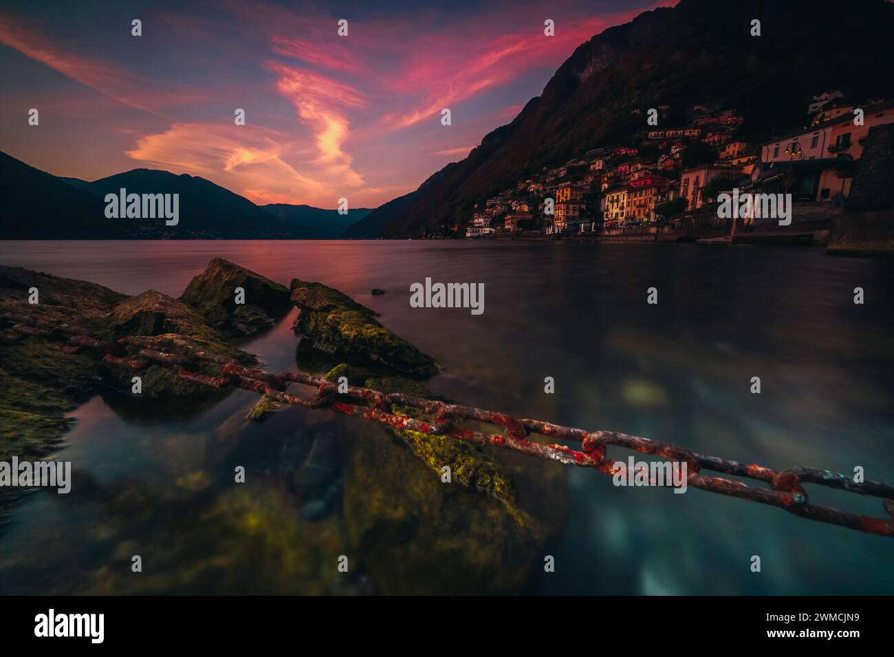 Lakeshore pueblo de Argegno al amanecer, Lago Como, Lombardía, Italia Foto de stock