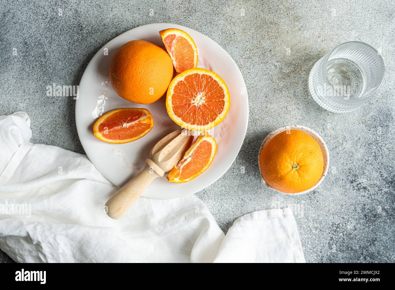 Vista desde arriba de las naranjas frescas que se hacen jugos para hacer jugo de naranja recién exprimido Foto de stock