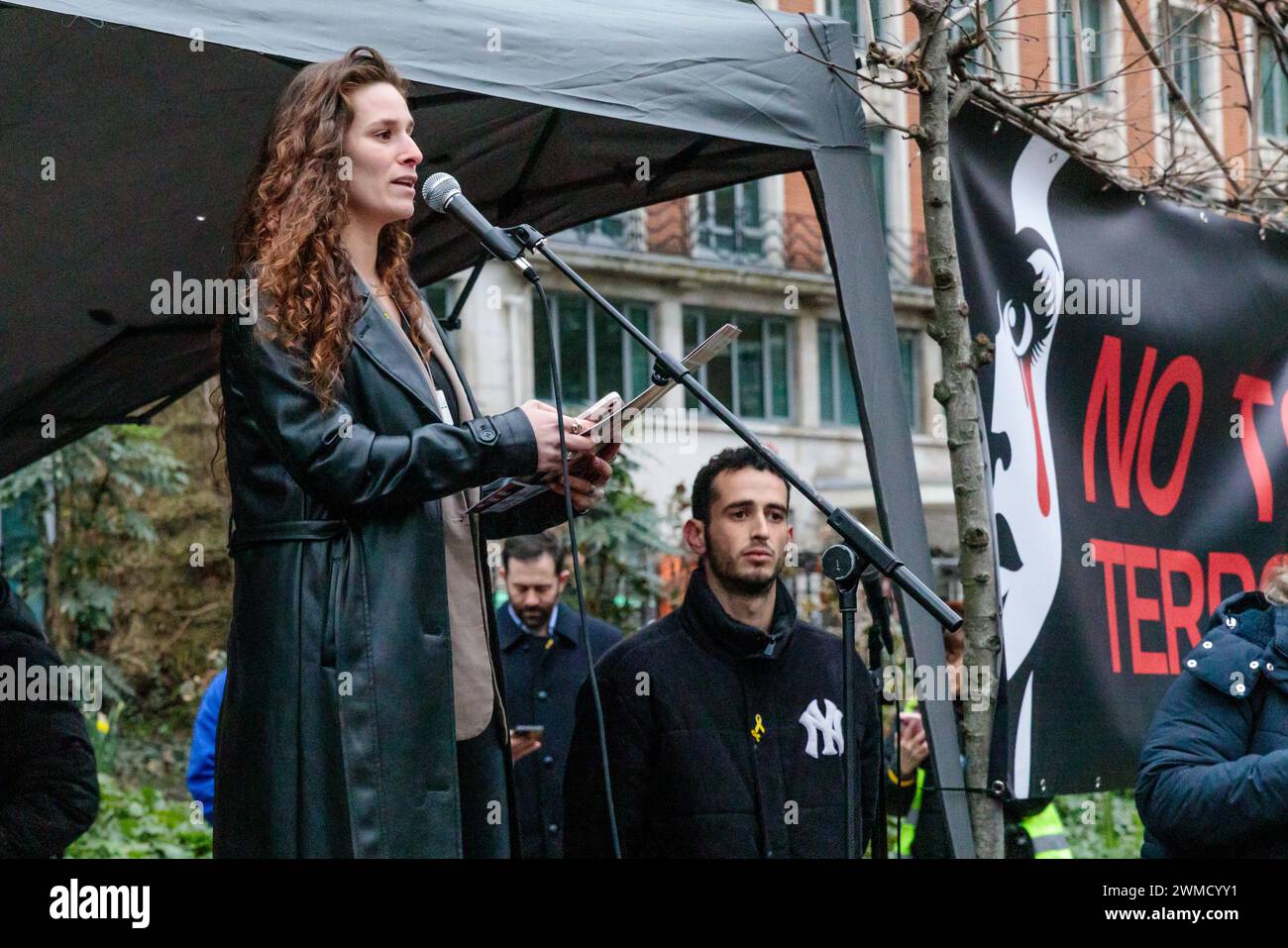 Tavistock Square, Londres, Reino Unido. 25 de febrero de 2024. Hila Vakliro, de 26 años, una de las sobrevivientes de la masacre del 7 de octubre del festival de música “NOVA”, y amiga de los rehenes, Noa Argamani, hablando en el lugar de uno de los peores ataques terroristas de Londres, el atentado de 7/7, hablando en la manifestación 'No al terror' en Londres. Foto de Amanda Rose/Alamy Live News Foto de stock