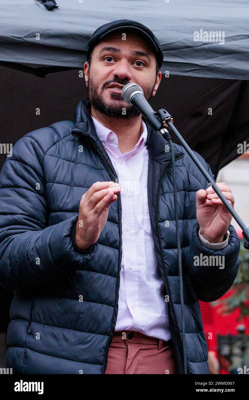 Tavistock Square, Londres, Reino Unido. 25 de febrero de 2024. El defensor de la coexistencia, Loay Al-Shareef, habla en el sitio de uno de los peores ataques terroristas de Londres, el atentado de 7/7, mientras los líderes musulmanes se unen con los sobrevivientes de la masacre del 7 de octubre del festival de música “NOVA” para decir ‘No al terror’ Foto por Amanda Rose/Alamy Live News Foto de stock