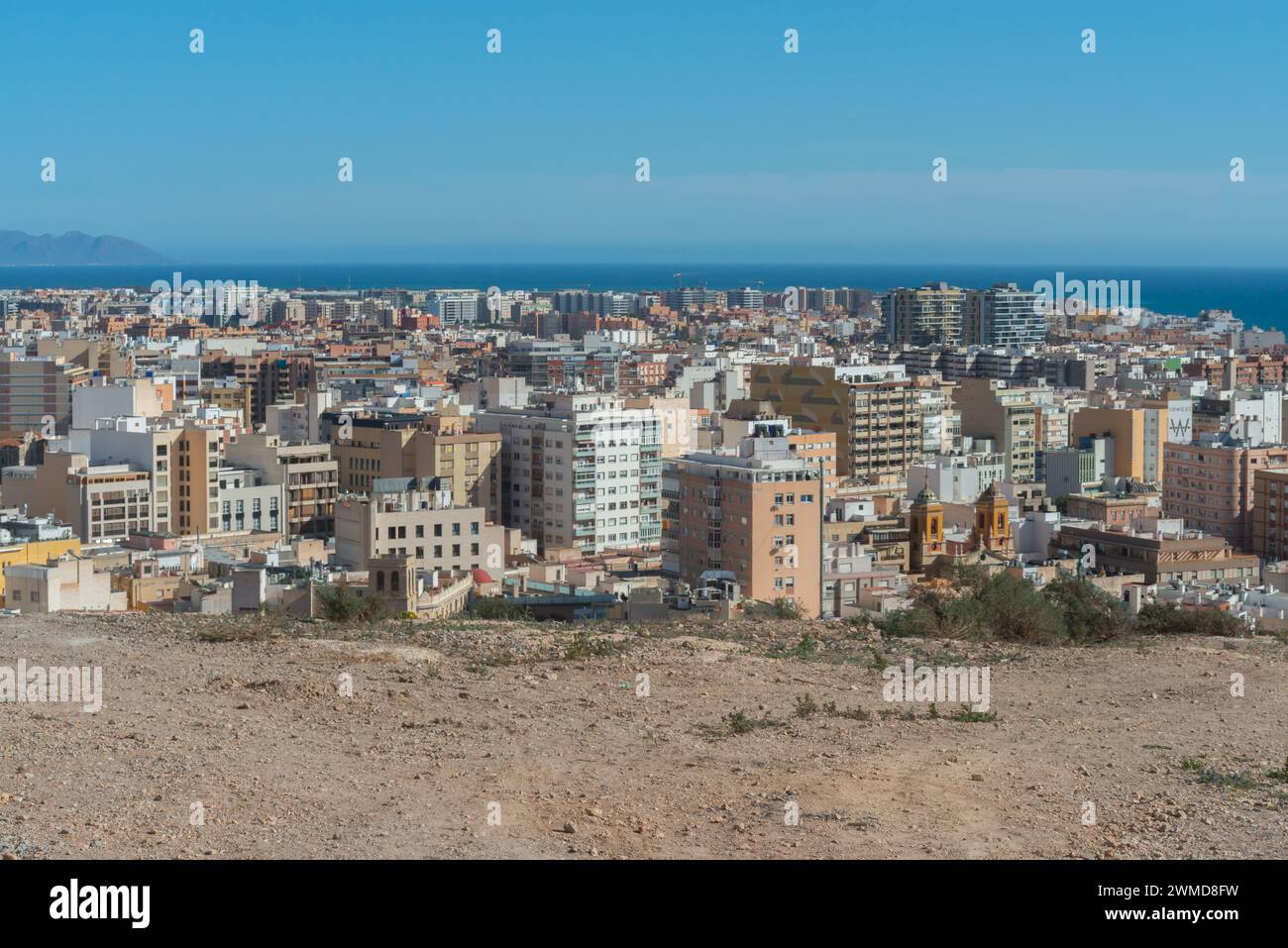 ALMERÍA, ESPAÑA - 23 DE FEBRERO de 2024 Panorama de la ciudad española de Almería en la comunidad autónoma de Andalucía vista desde el famoso cerro Cerro de Foto de stock