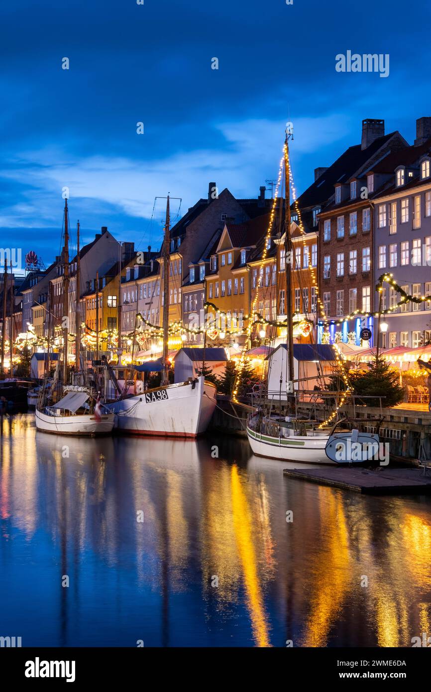 Nyhavn en la noche, Nyhavn Canal, Nyhavn, Copenhague, Dinamarca, Europa Foto de stock