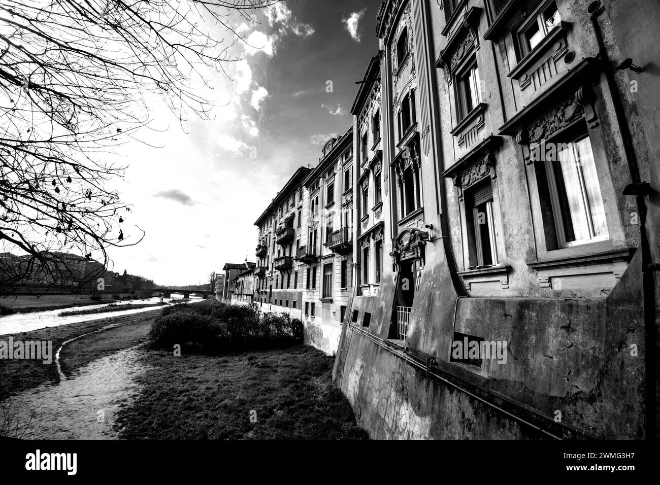 Palacio histórico en el río Parma foto tomada en Parma Italia Foto de stock