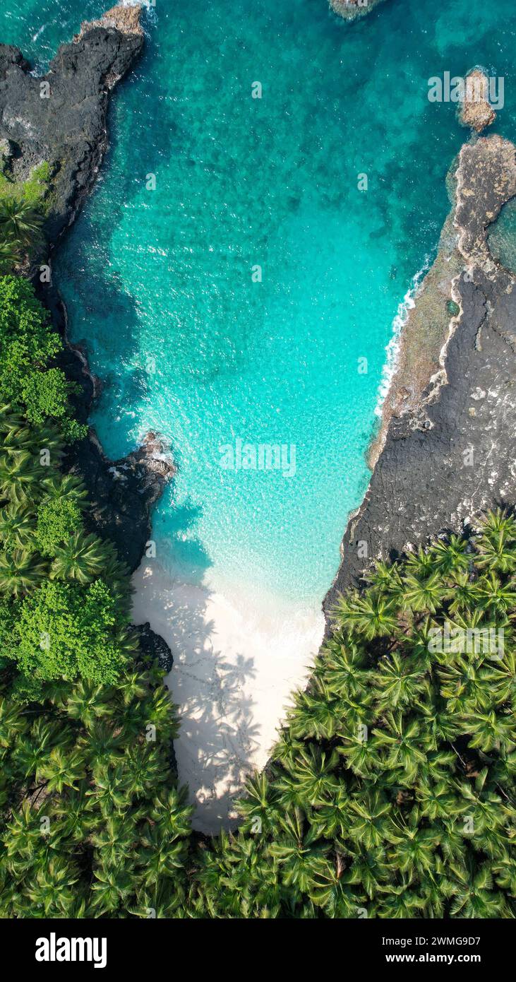 Vista increíble desde la playa de bateria en ilheu das rolas en Santo Tomé, África Foto de stock