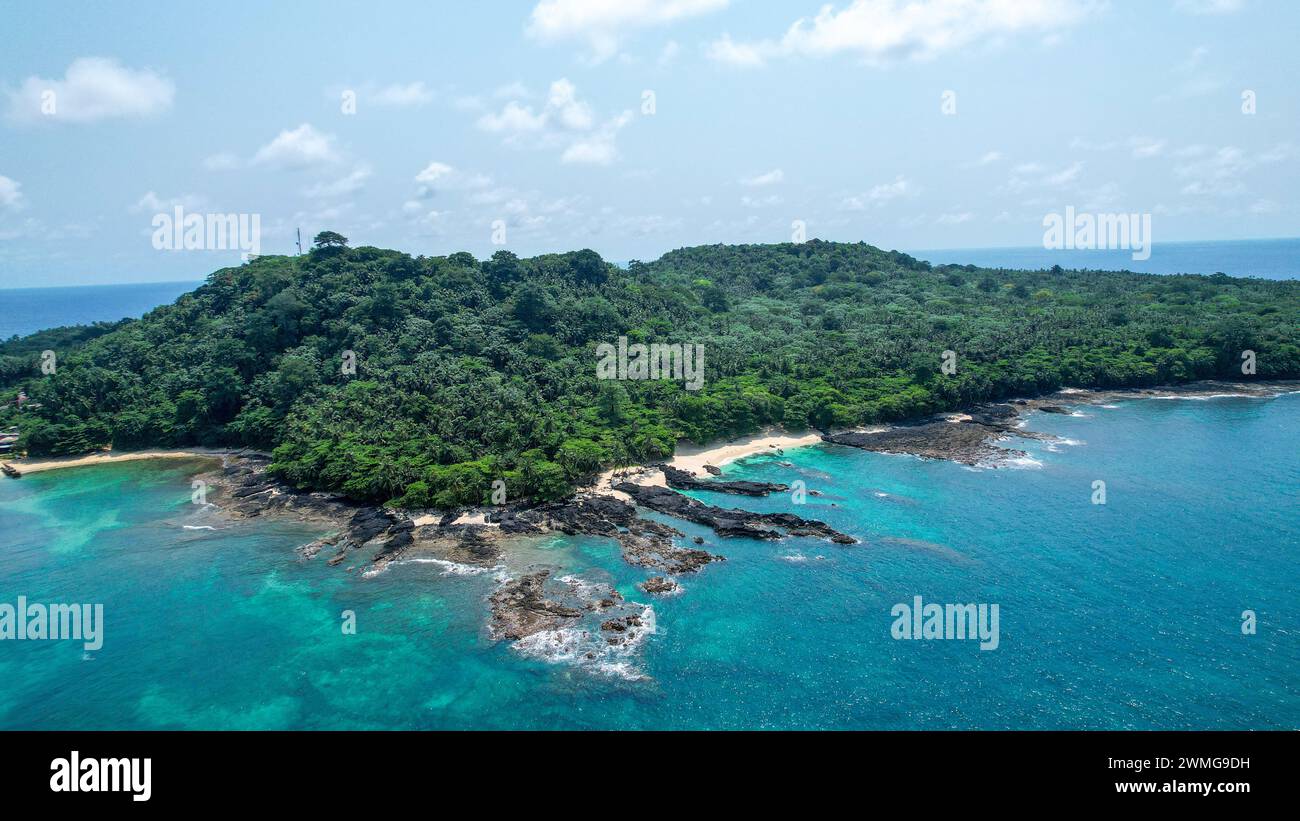 Vista aérea desde Ilheu das Rolas y café playa en Santo Tomé, África Foto de stock
