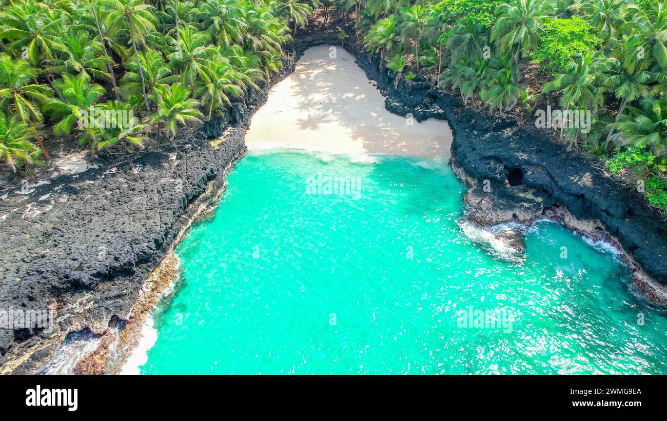Vista increíble desde la playa de bateria en ilheu das rolas en Santo Tomé, África Foto de stock