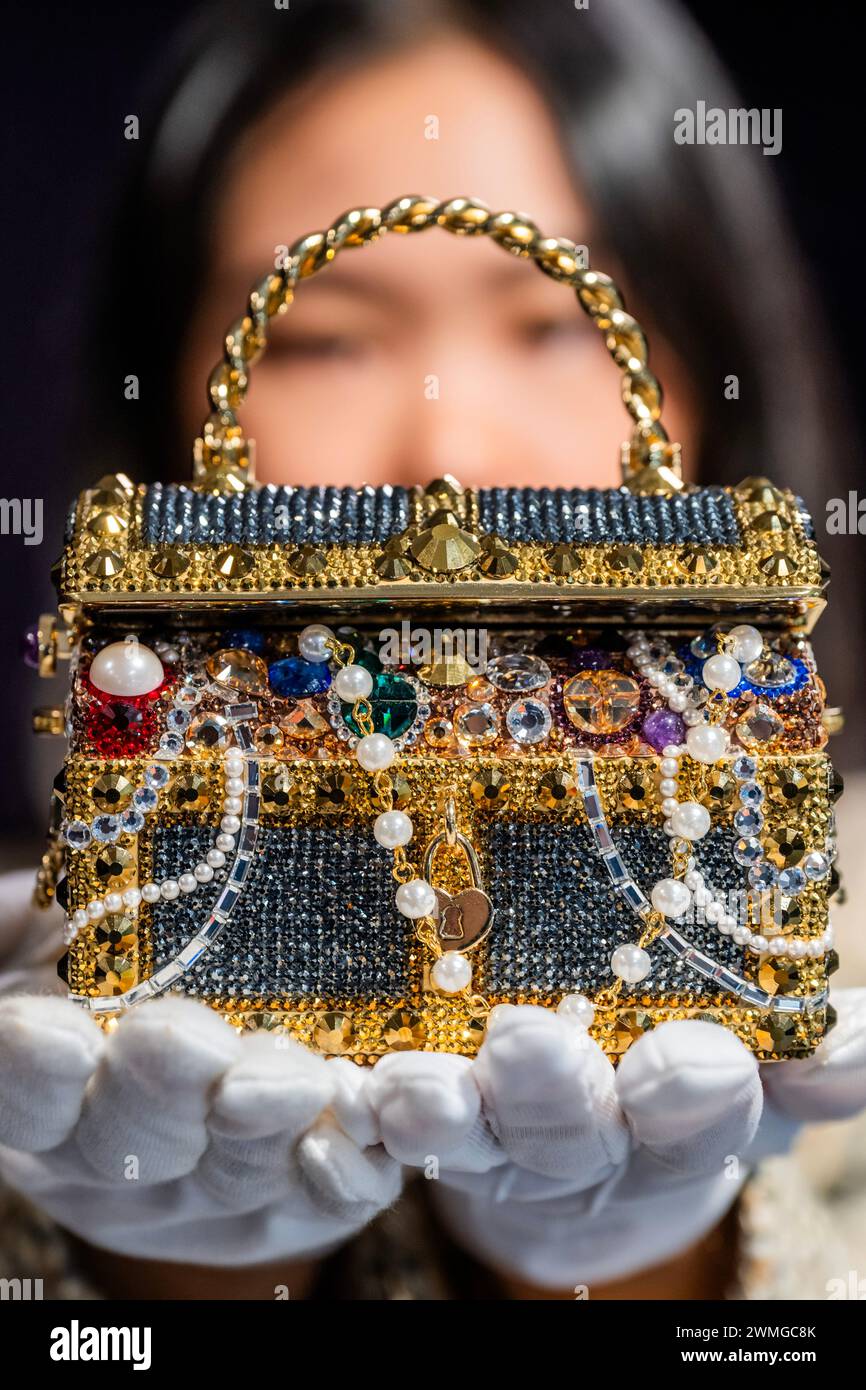 Londres, Reino Unido. 26 de febrero de 2024. Judith Leiber: Una bolsa de embrague de oro 'Sunken Treasure Chest', 2022, est £600 - £800 - Una vista previa de la venta de bolsos de diseño y moda en Bonhams Knightsbridge, Londres. La venta en sí tendrá lugar el 28 de febrero en Knightsbridge. Crédito: Guy Bell/Alamy Live News Foto de stock