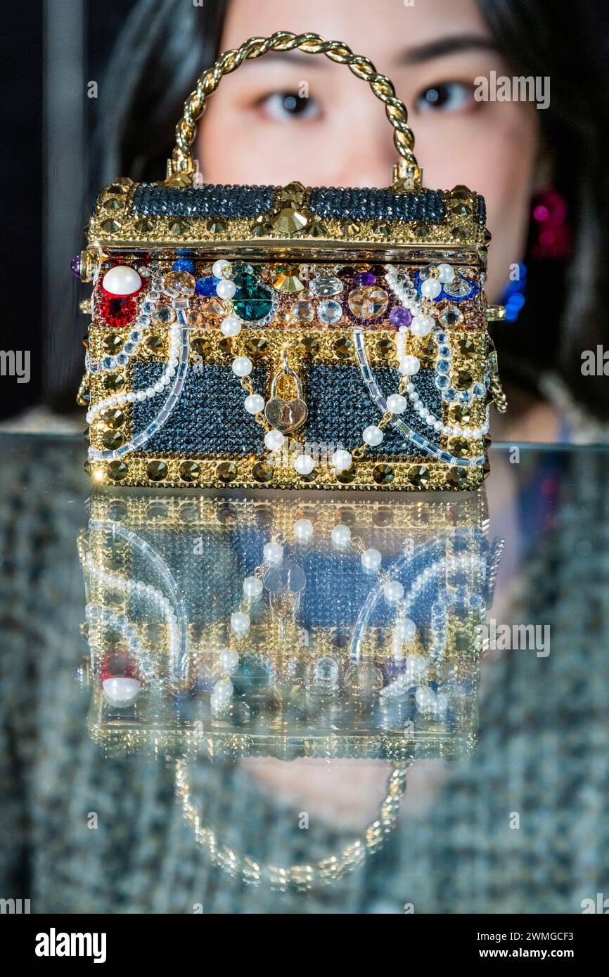 Londres, Reino Unido. 26 de febrero de 2024. Judith Leiber: Una bolsa de embrague de oro 'Sunken Treasure Chest', 2022, est £600 - £800 - Una vista previa de la venta de bolsos de diseño y moda en Bonhams Knightsbridge, Londres. La venta en sí tendrá lugar el 28 de febrero en Knightsbridge. Crédito: Guy Bell/Alamy Live News Foto de stock