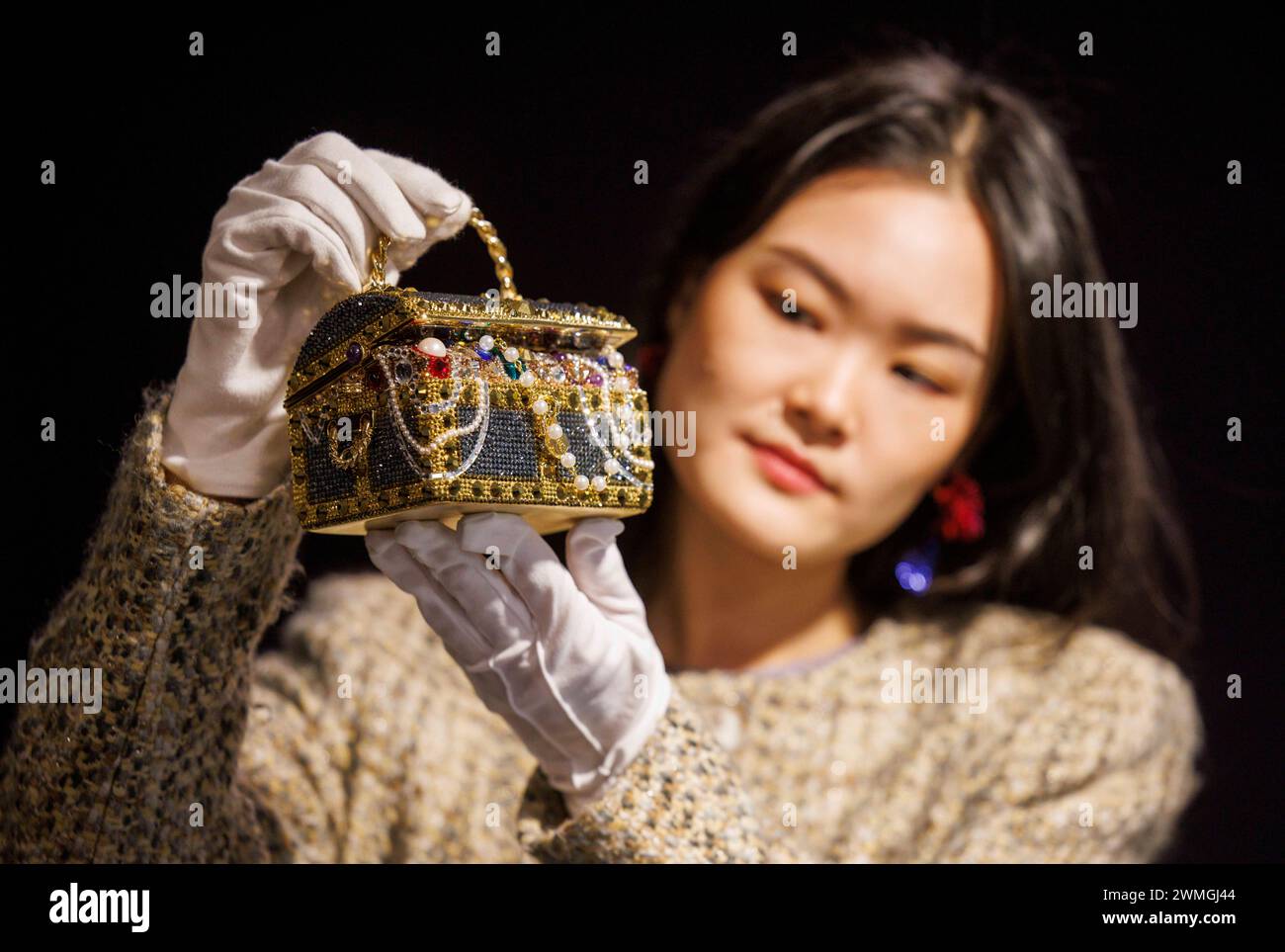 Londres, Reino Unido. 26 de febrero de 2024. Judith Leiber: Una bolsa de embrague de oro 'Sunken Treasure Chest', 2022, est £600 - £800 Prevista de prensa de la venta de bolsos de diseño y moda en Bonhams Knightsbridge. La venta tendrá lugar el miércoles 28 de febrero en Bonhams. Crédito: Mark Thomas/Alamy Live News Foto de stock