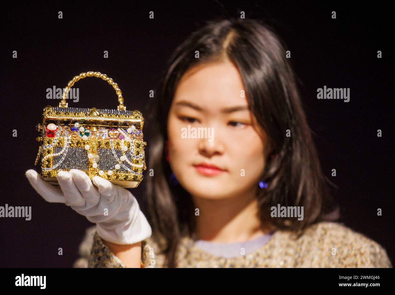 Londres, Reino Unido. 26 de febrero de 2024. Judith Leiber: Una bolsa de embrague de oro 'Sunken Treasure Chest', 2022, est £600 - £800 Prevista de prensa de la venta de bolsos de diseño y moda en Bonhams Knightsbridge. La venta tendrá lugar el miércoles 28 de febrero en Bonhams. Crédito: Mark Thomas/Alamy Live News Foto de stock