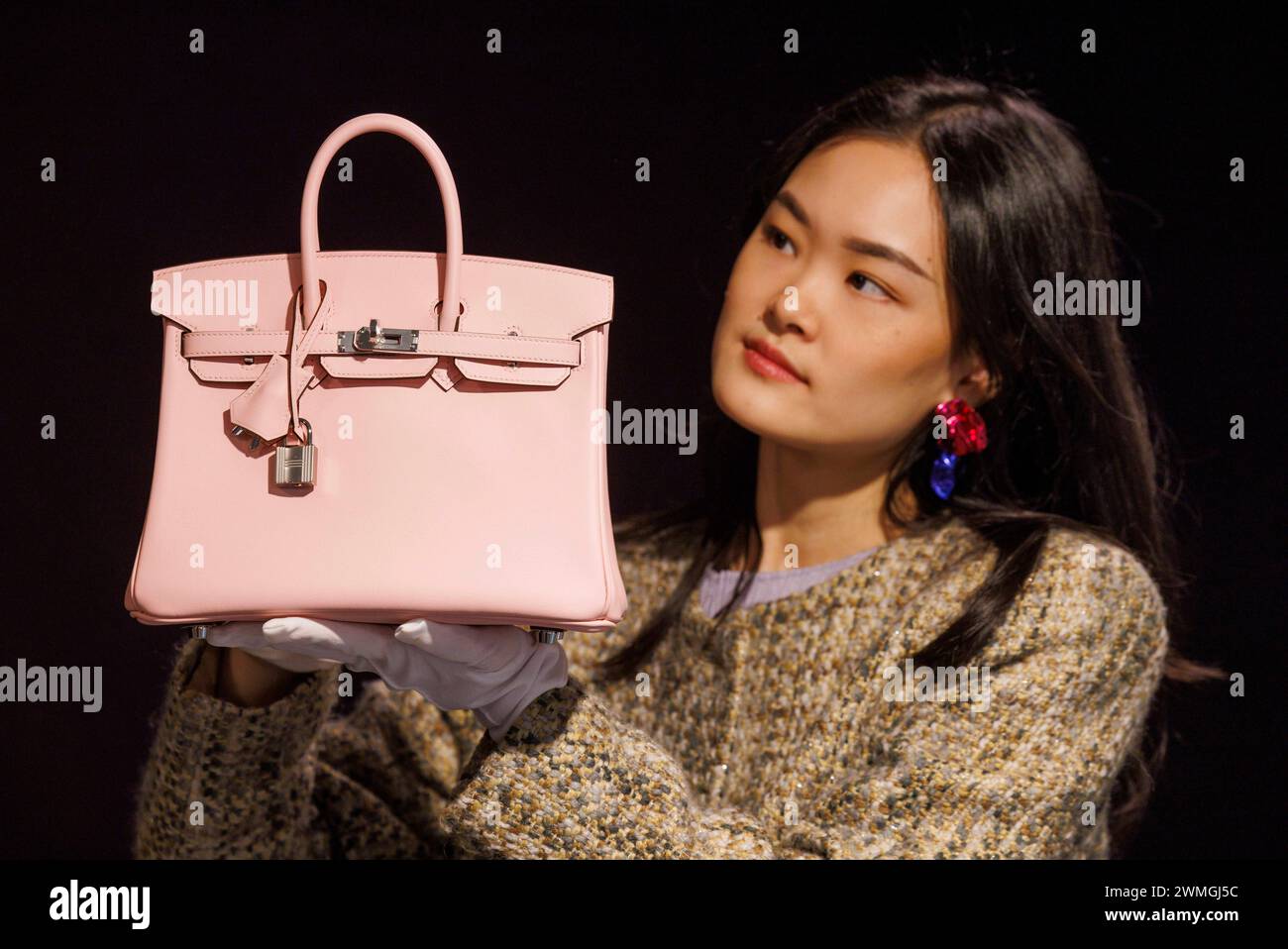 Londres, Reino Unido. 26 de febrero de 2024. Rose Sakura Swift Leather Birkin 25, Est £18,000-£22,000. Vista previa de la venta de bolsos de diseño y moda en Bonhams Knightsbridge. La venta tendrá lugar el miércoles 28 de febrero en Bonhams. Crédito: Mark Thomas/Alamy Live News Foto de stock