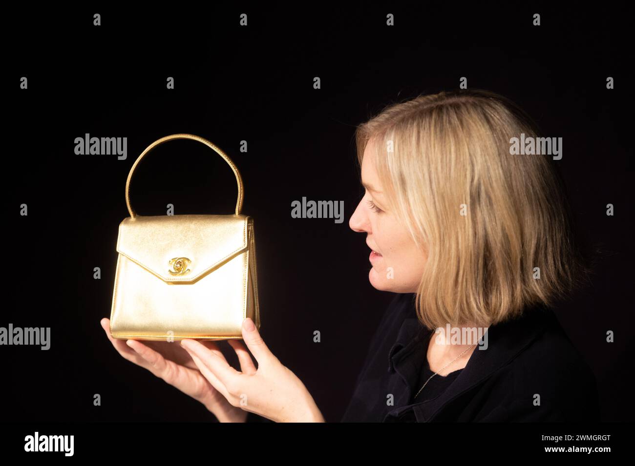 Londres, Inglaterra, Reino Unido. 26 de febrero de 2024. Karl Lagerfeld para Chanel: Una mini bolsa Kelly con mango metálico dorado 1996-97, Est Â£2.000-Â£3.000 Prevista previa de la venta de bolsos de diseño y moda en Bonhams Knightsbridge. (Imagen de crédito: © Tayfun Salci/ZUMA Press Wire) USO EDITORIAL SOLAMENTE! No para USO comercial! Crédito: ZUMA Press, Inc./Alamy Live News Foto de stock