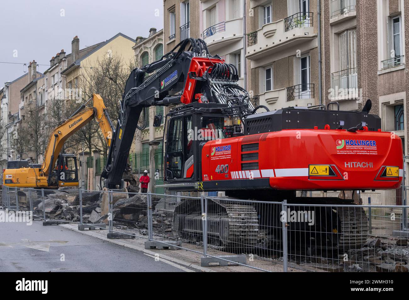 Nancy, Francia - Excavadora de orugas roja Hitachi ZX400MC-7 y excavadora de orugas amarilla LiuGong 922E para la demolición de la antigua plataforma de tranvía. Foto de stock