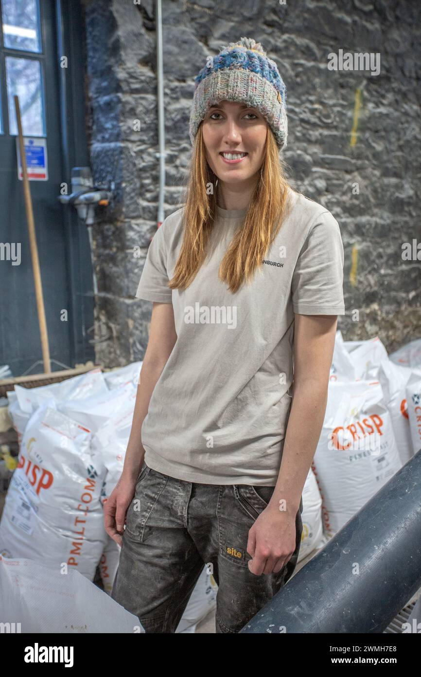 La cebada malteada se utiliza para crear whisky de malta única en la destilería Holyrood de Edimburgo, Escocia Foto de stock