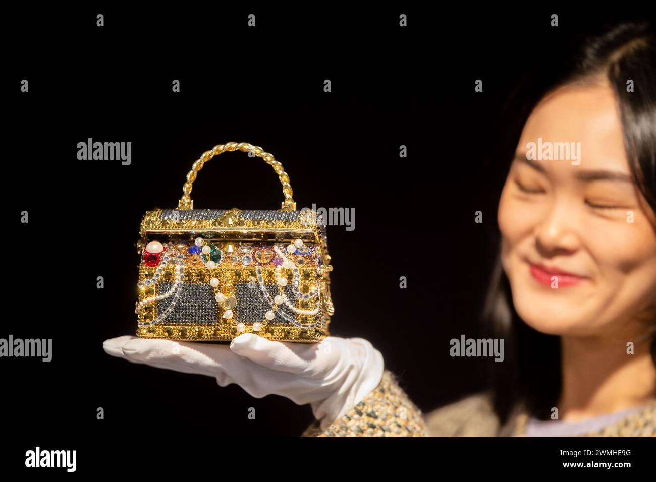 Londres, Reino Unido. 26 de febrero de 2024. Un miembro del personal tiene una bolsa de embrague "Sunken Treasure Chest" de Judith Leiber (entre 600 y 800 libras) que forma parte de los bolsos de diseño y la venta de moda de Bonhams el 28 de febrero de 2024 - Bonhams Knightsbridge, Londres, Inglaterra. (Imagen de crédito: © Tayfun Salci/ZUMA Press Wire) USO EDITORIAL SOLAMENTE! No para USO comercial! Foto de stock