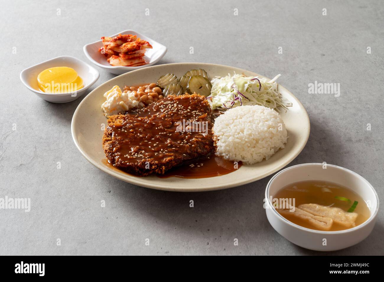 Bollos al vapor, albóndigas de carne, albóndigas, kimchi, omurice, calamar, tazón de arroz, estofado de tofu suave, arroz frito kimchi, olla de barro, bulgogi, tazón de carne, Foto de stock