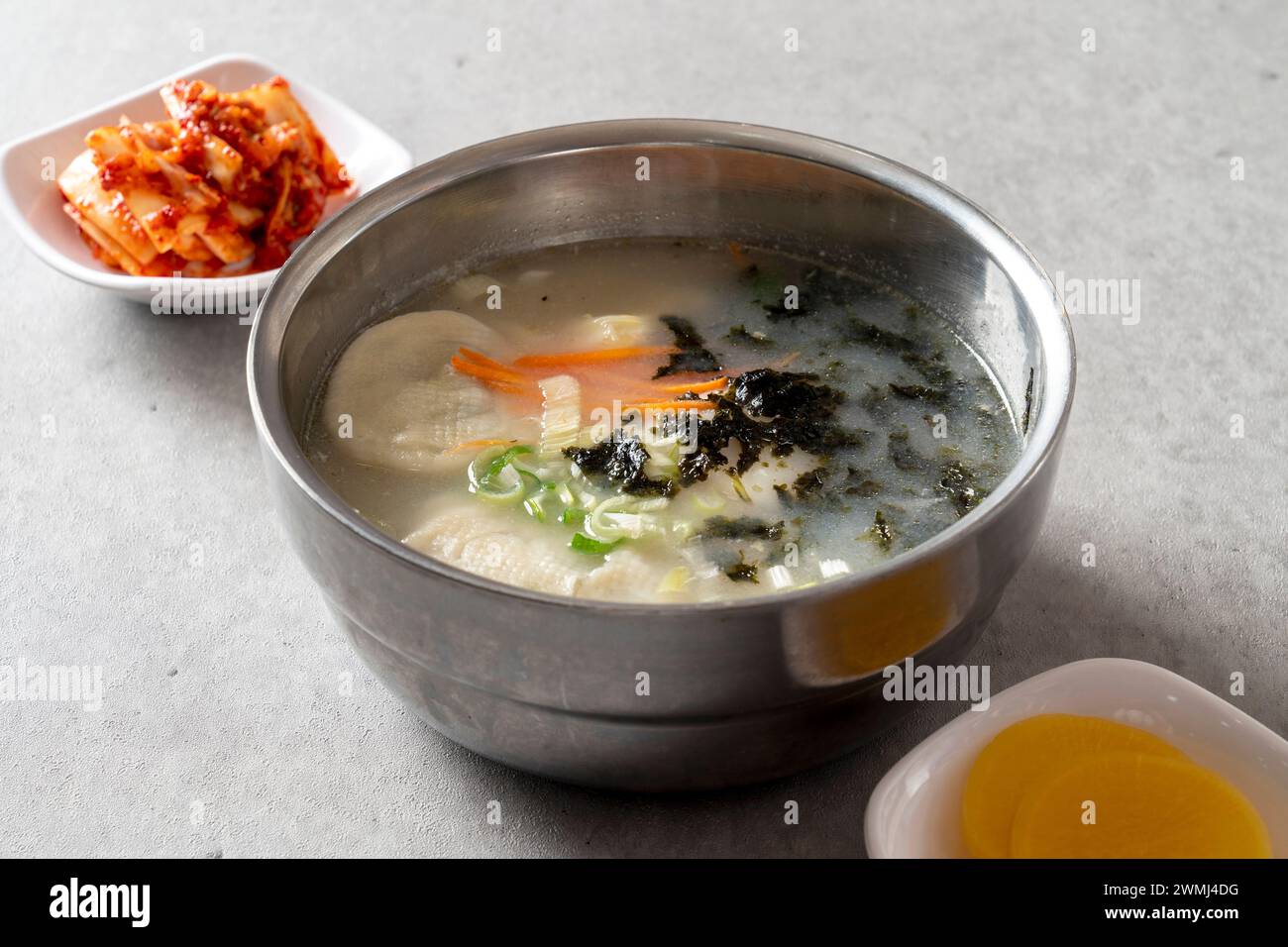 Bollos al vapor, albóndigas de carne, albóndigas, kimchi, omurice, calamar, tazón de arroz, estofado de tofu suave, arroz frito kimchi, olla de barro, bulgogi, tazón de carne, Foto de stock