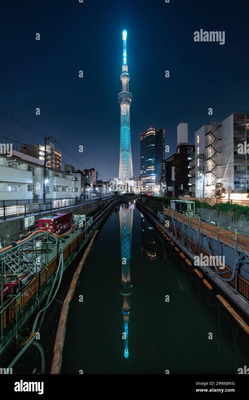 Monumento arquitectónico Tokyo Skytree por la noche en Tokio, Japón. Foto de stock