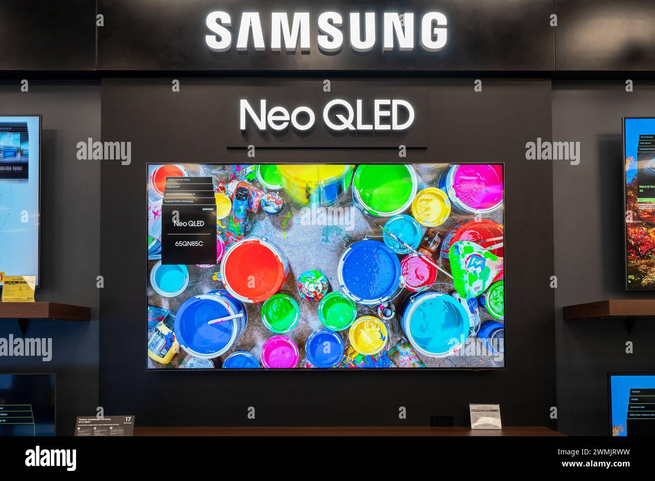 Samsung TV con tecnología QLED en una tienda de electrónica. Minsk, Bielorrusia - 10 de enero de 2024 Foto de stock