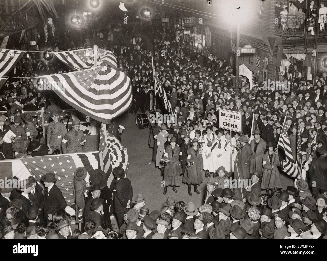 Manifestación de préstamos Liberty, Chinatown, Nueva York. Una visión general de la manifestación de préstamos Liberty en Chinatown, Nueva York. El Comité de Préstamos para la Libertad de China hizo todo lo posible para mejorar los registros hechos en los últimos dos préstamos, y las reuniones se llevaban a cabo en esa sección de Nueva York todas las noches. 29 de abril de 1918 Foto de stock