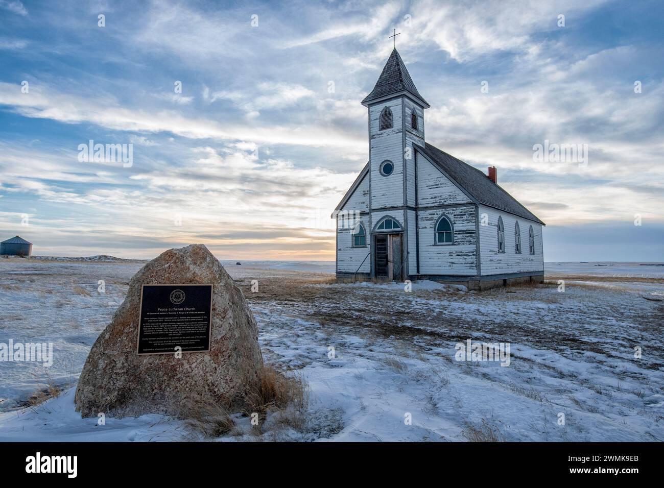 La Iglesia Luterana de la Paz se encuentra sola en una colina cerca de Stonehenge, Saskatchewan. Foto de stock