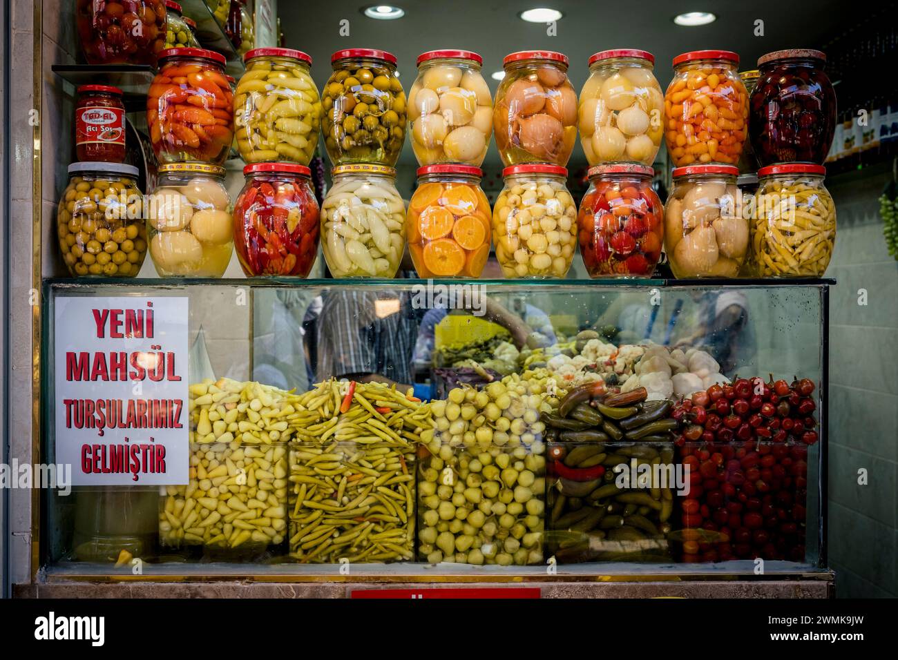Verduras en escabeche a la venta en el mercado de productos de Kadikoy, Kadikoy, Estambul, Turquía © Dosfotos/Axiom Foto de stock