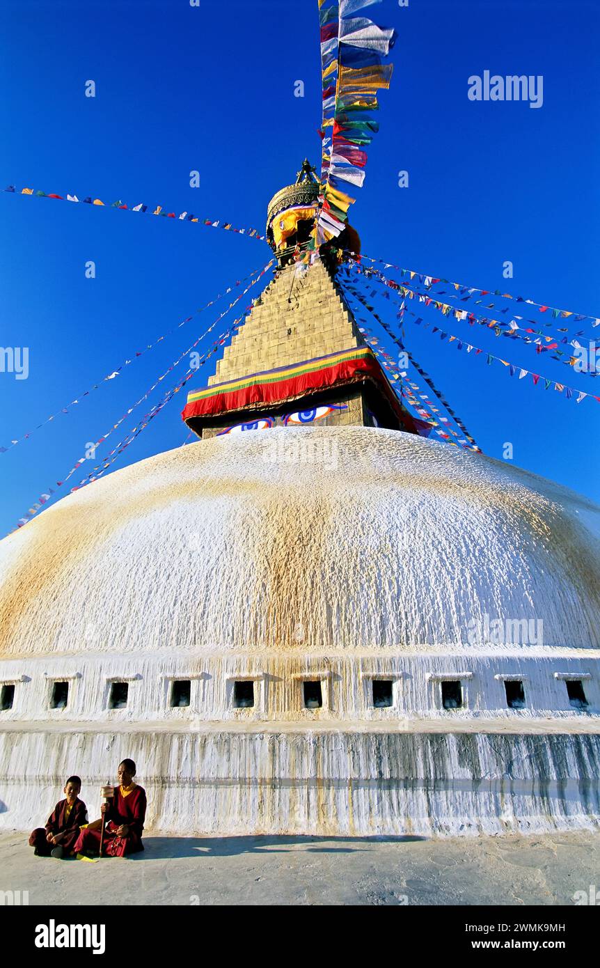 Banderas de oración ondean en la brisa en Bodhnath Stupa. Foto de stock
