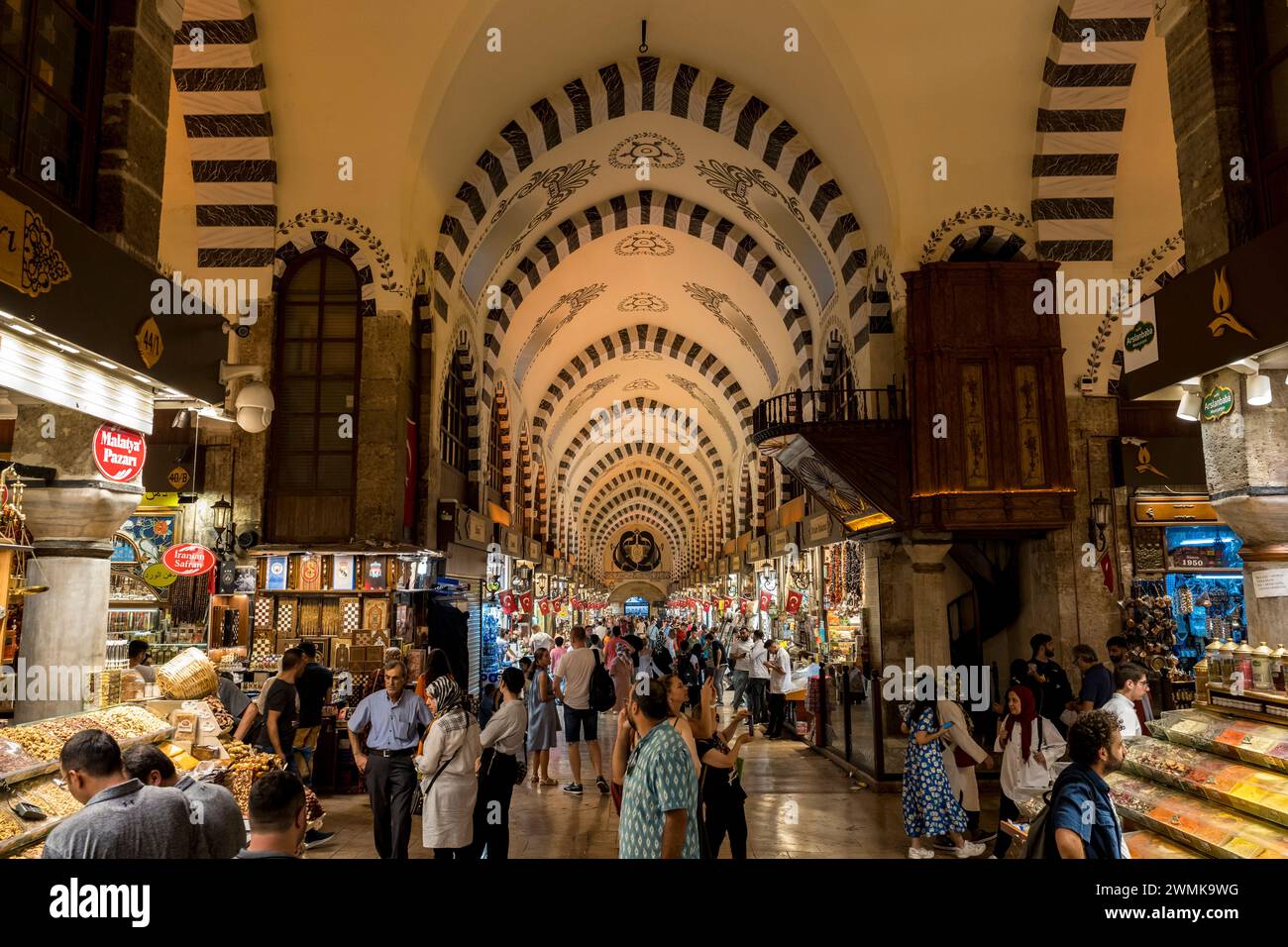 Dentro del Gran Bazar, Fatih, Estambul, Turquía © Dosfotos/Axiom Foto de stock