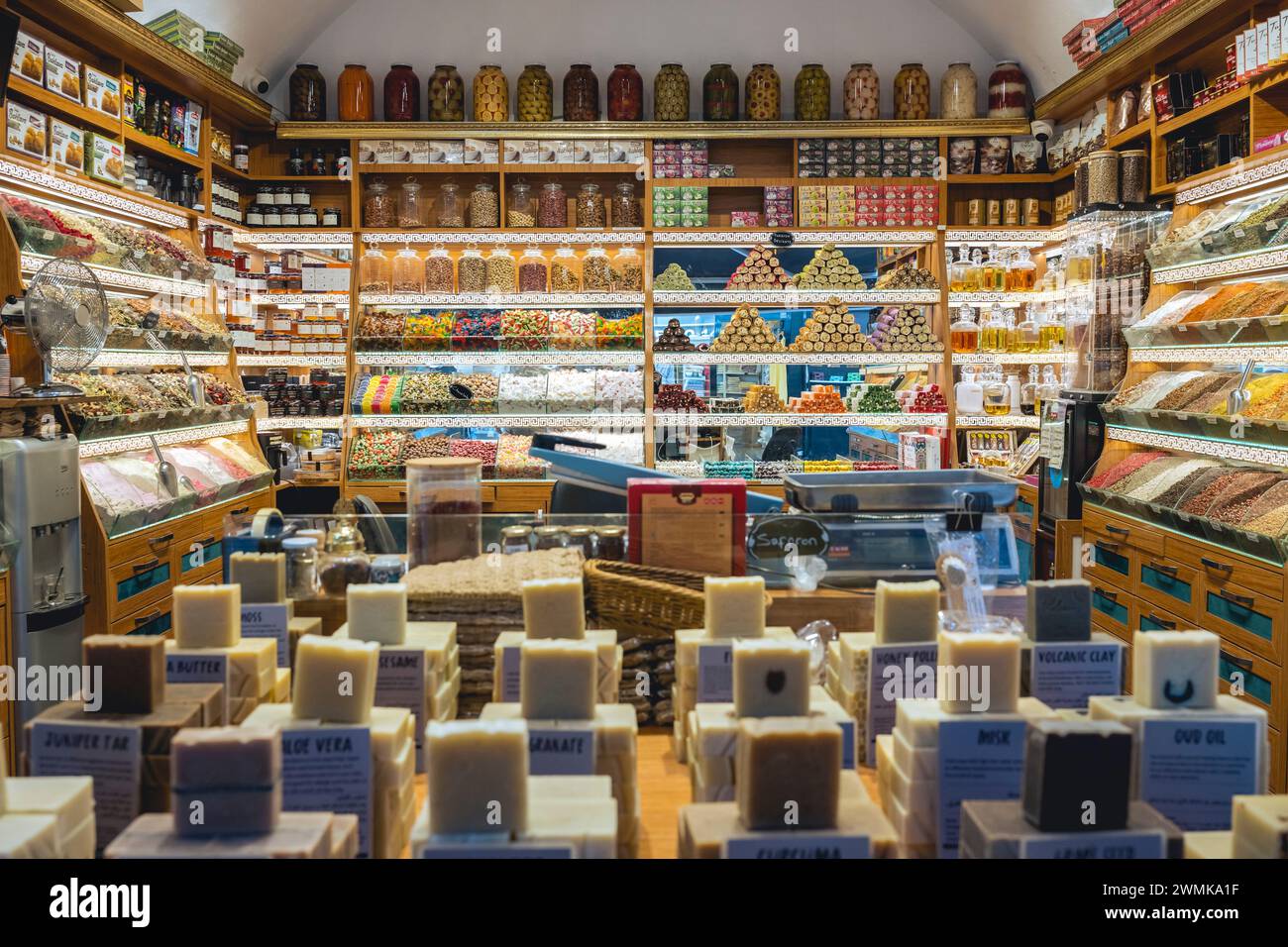 Tienda de especias en el Bazar Arasta, Estambul, Turquía © Dosfotos/Axiom Foto de stock