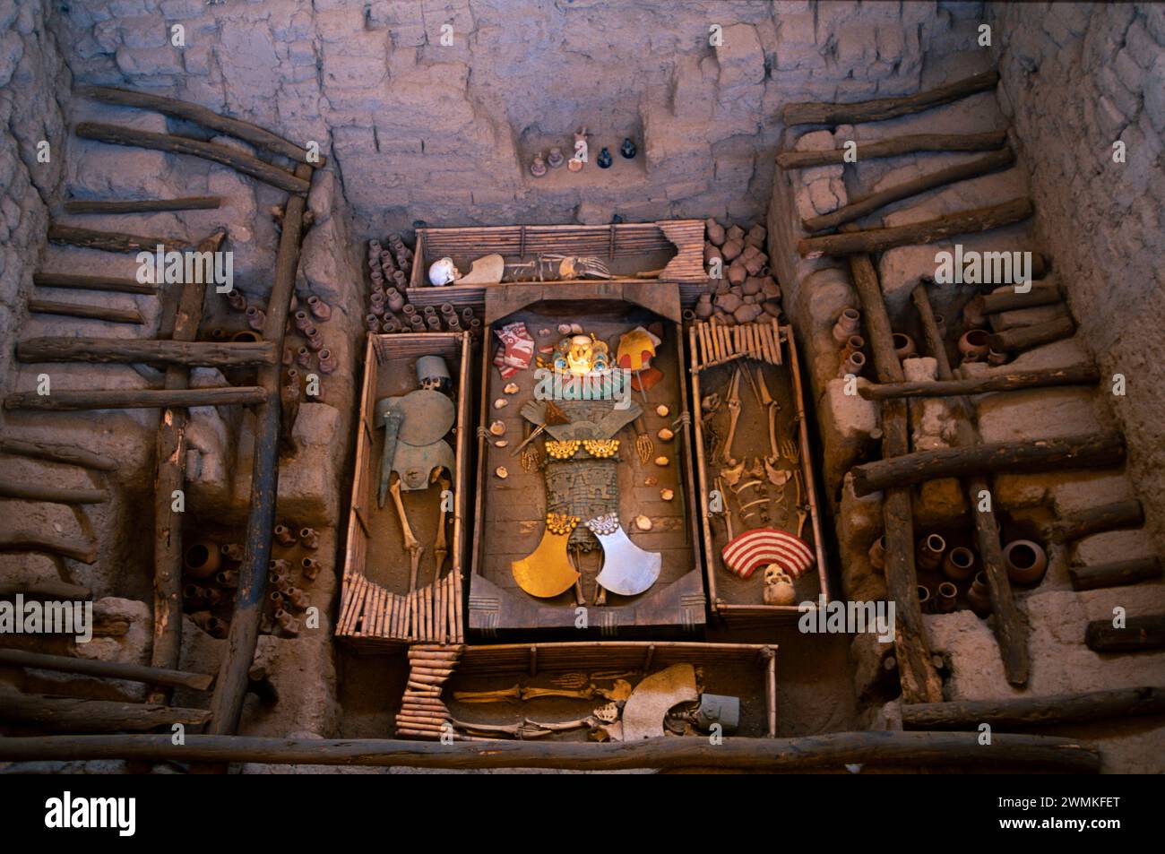 Señor de Sipan, importante lugar de entierro de Moche en Perú. El sitio estaba siendo saqueado, pero fue detenido y algunas tumbas se restauran con réplicas para mostrar ... Foto de stock