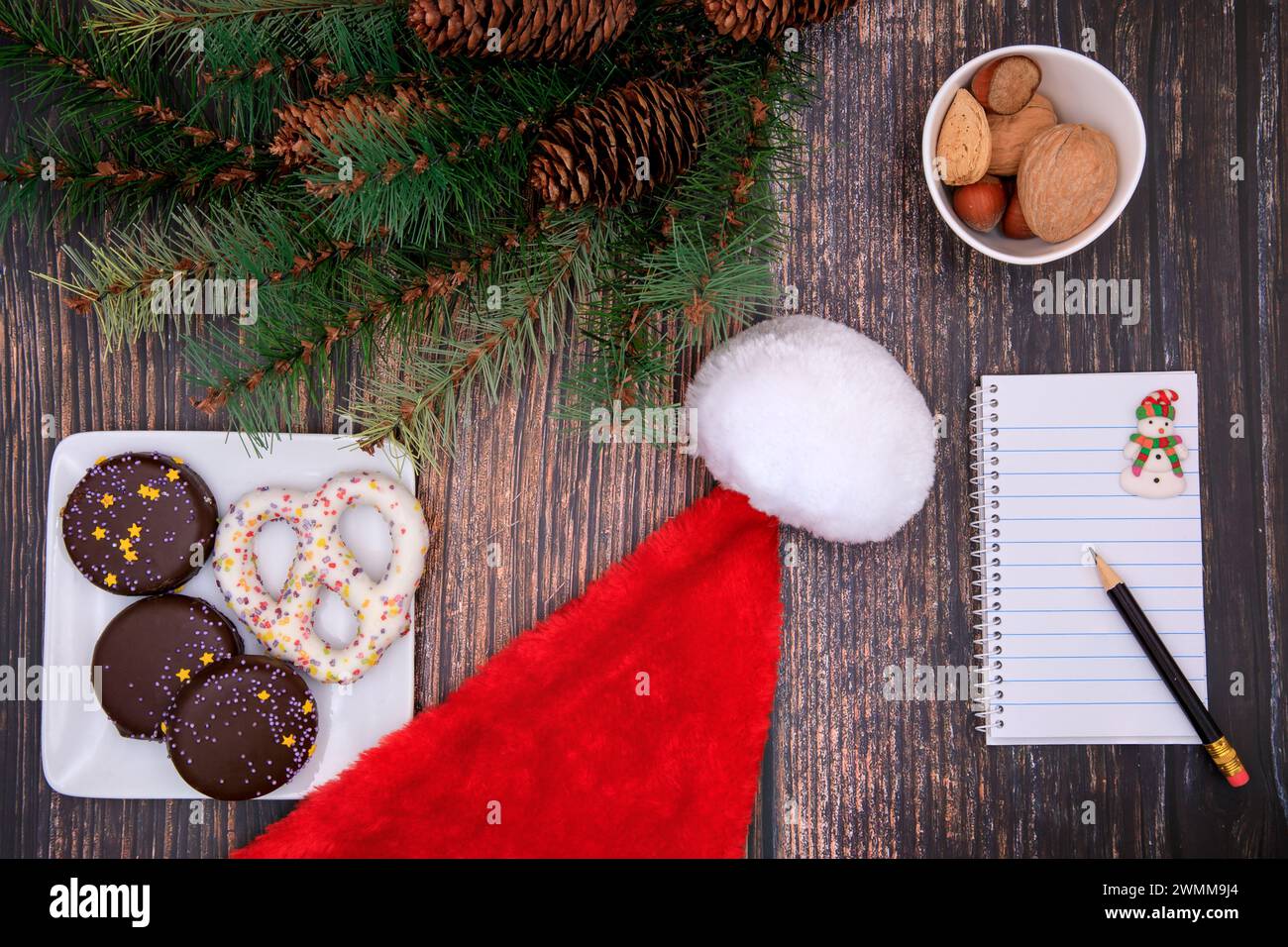 Fondo de Navidad con pan de jengibre, cuaderno y sombrero de santa claus Foto de stock