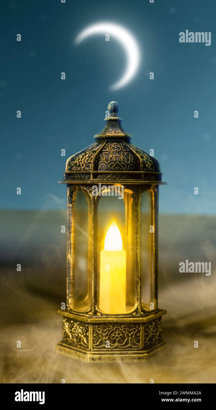 Linterna árabe ornamental con vela ardiente que brilla con una luna creciente en la noche. Concepto de Ramadán Foto de stock
