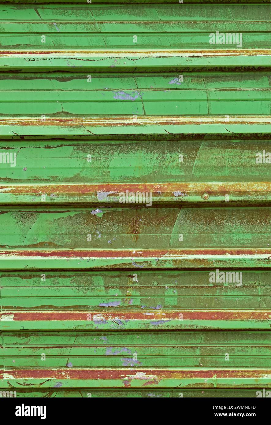 Placa de metal corrugado verde que rodea el yermo Foto de stock
