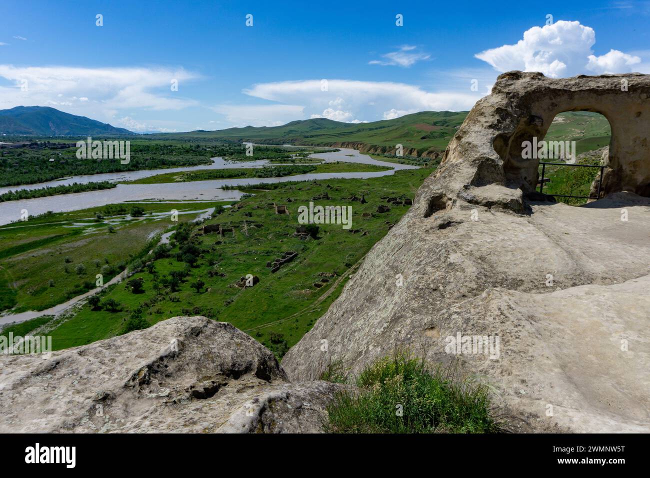 Uplistsikhe es una antigua ciudad excavada en roca en el este de Georgia, construida en una alta orilla rocosa izquierda del río Mtkvari, contiene varias estructuras dati Foto de stock