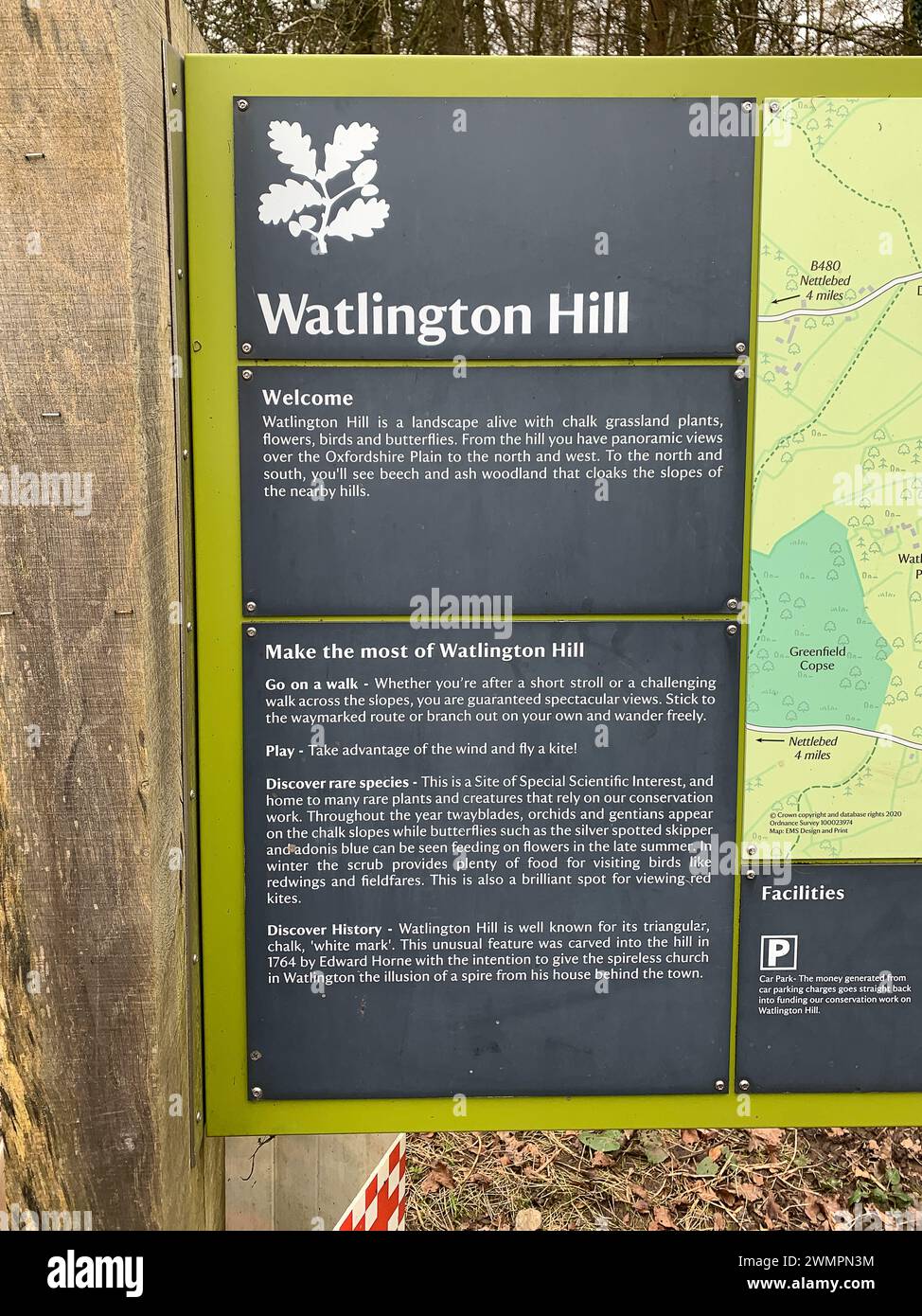 Christmas Common, Watlington, Reino Unido. 25 de febrero de 2024. Vistas a través de las colinas de Watlington Hill en Christmas Common en Oxfordshire. El National Trust describe la caminata desde el estacionamiento del National Trust como 'Descubre los hábitats raros de pastizales y bosques de tiza, así como muchas especies de aves y mariposas, entre otras especies de vida silvestre, en este paseo alrededor del sitio de Watlington Hill. La ruta también ofrece impresionantes vistas sobre el valle de Oxford y a lo largo del Chiltern Escarpment'. Crédito: Maureen McLean/Alamy Live News Foto de stock