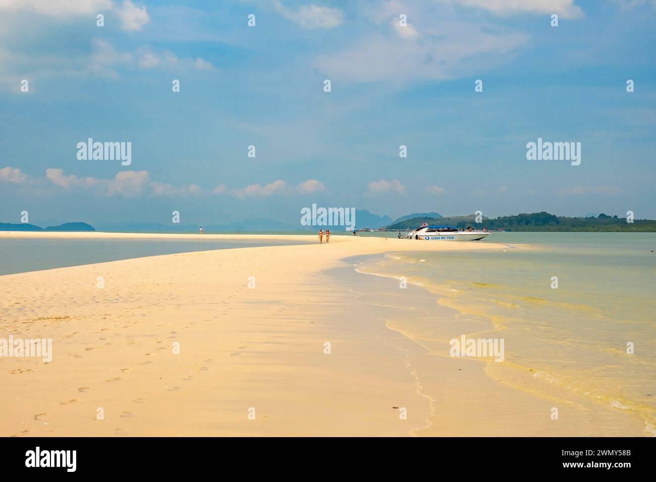 Tailandia, provincia de Phuket, isla de Koh Yao Yai, banco de arena blanca Hua Lam Haad Foto de stock