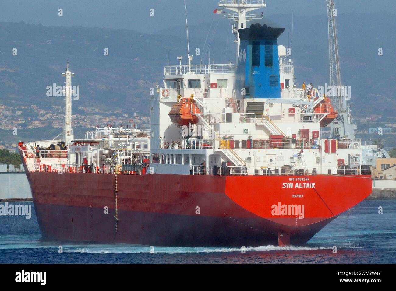 Un remolcador ayuda al portador de GLP de 7.000 toneladas SYN Altair a salir de su atraque antes de navegar a su próximo puerto de escala, septiembre de 2022. Foto de stock