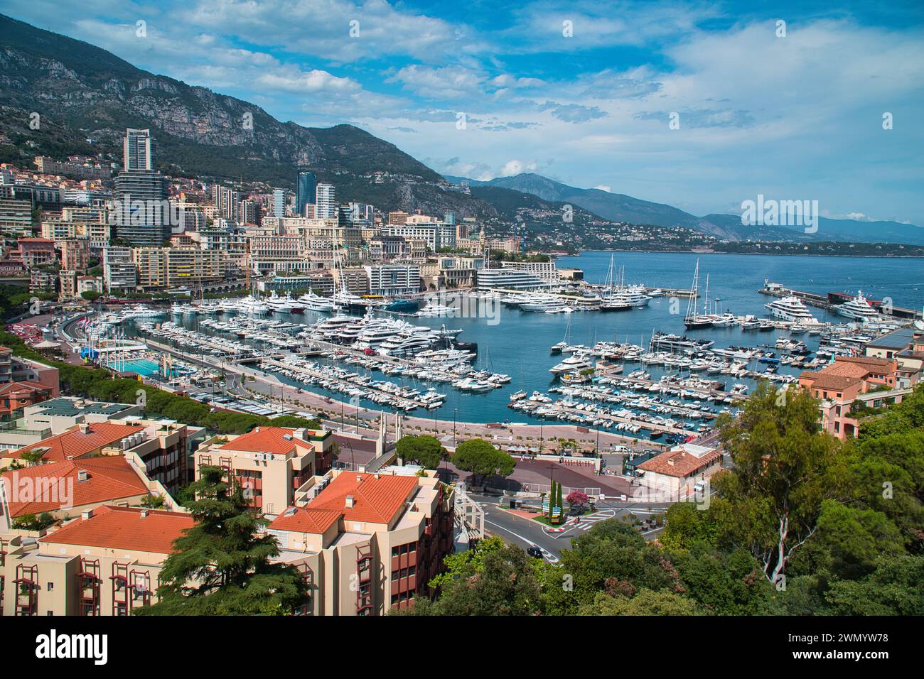 Montecarlo, Mónaco - Agosto 3,2021: Una hermosa vista panorámica de la bahía en Montecarlo en Mónaco parte de la famosa riviera francesa bordeada de super lujo Foto de stock