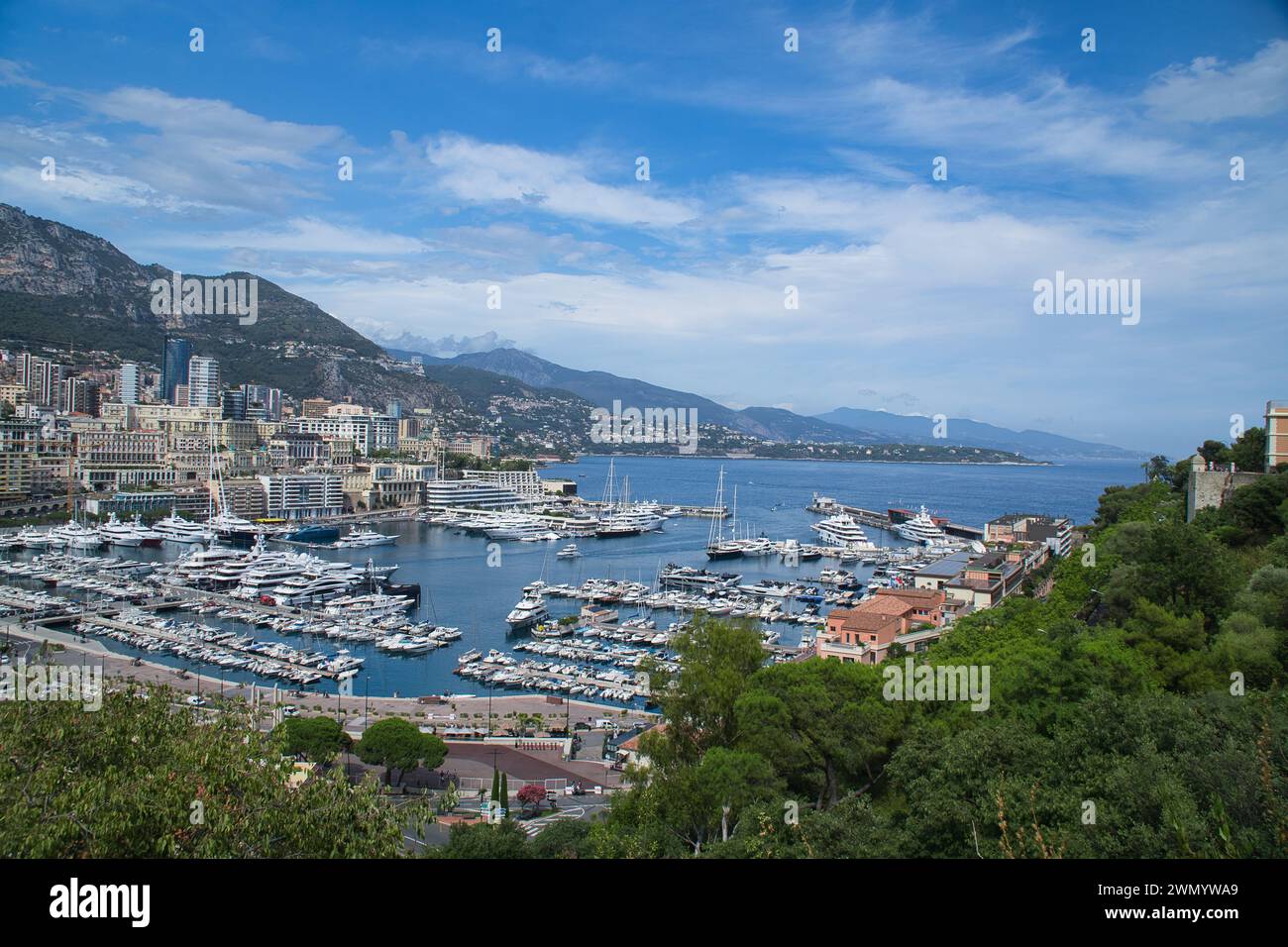 Montecarlo, Mónaco - Agosto 3,2021: Una hermosa vista panorámica de la bahía en Montecarlo en Mónaco parte de la famosa riviera francesa bordeada de super lujo Foto de stock
