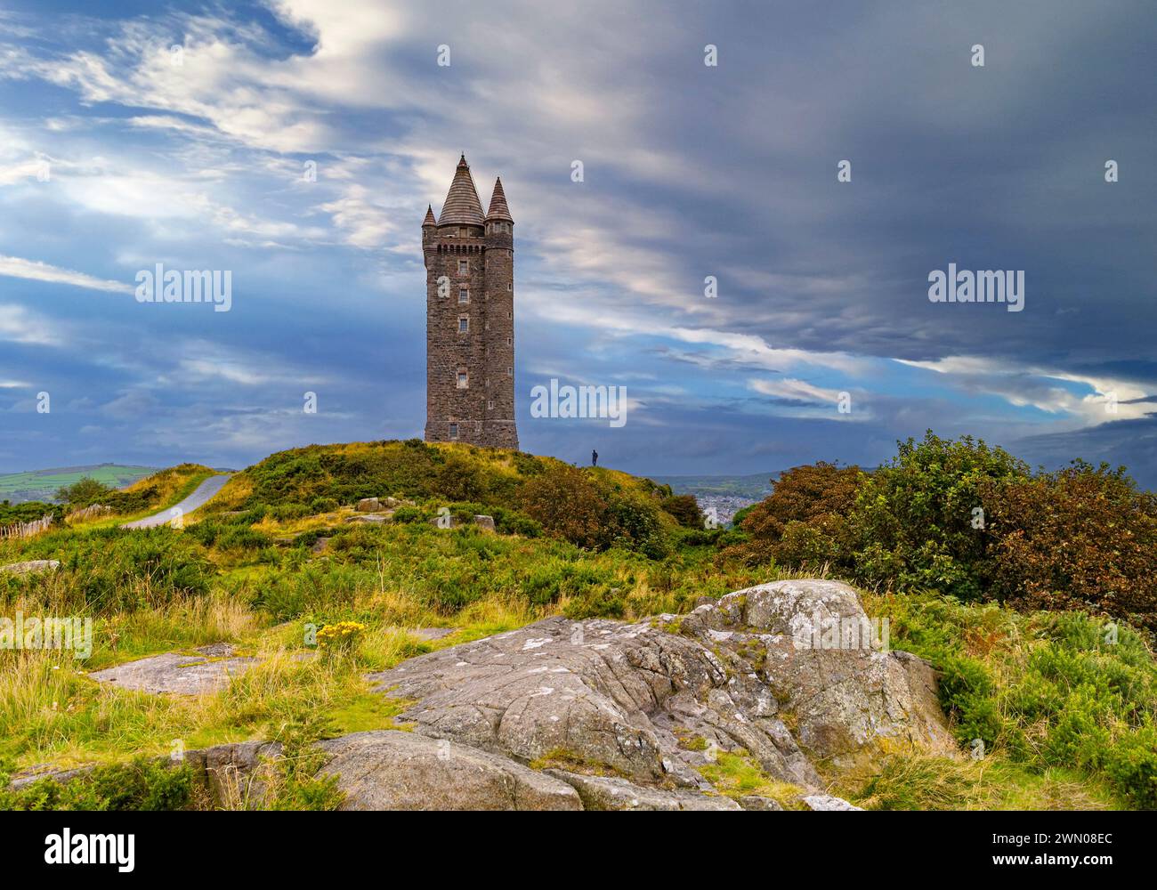 Torre de Scrabo estilo baronial escocés construida en 1857, en una colina sobre Newtonards en el condado de Down, Irlanda del Norte Foto de stock