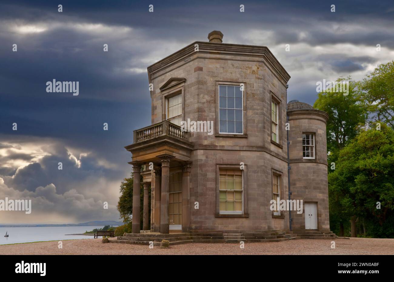 El clásico templo griego del renacimiento del siglo XVIII de los vientos en el monte Stewart demesne en el condado de Down, Irlanda del Norte Foto de stock