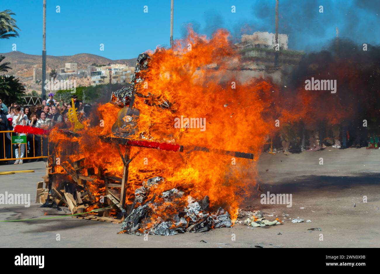 ALMERÍA, ESPAÑA - 28 DE FEBRERO de 2024 El entierro de la sardina que terminó el carnaval en la ciudad española de Almería, donde la sardina fue quemada en fr Foto de stock