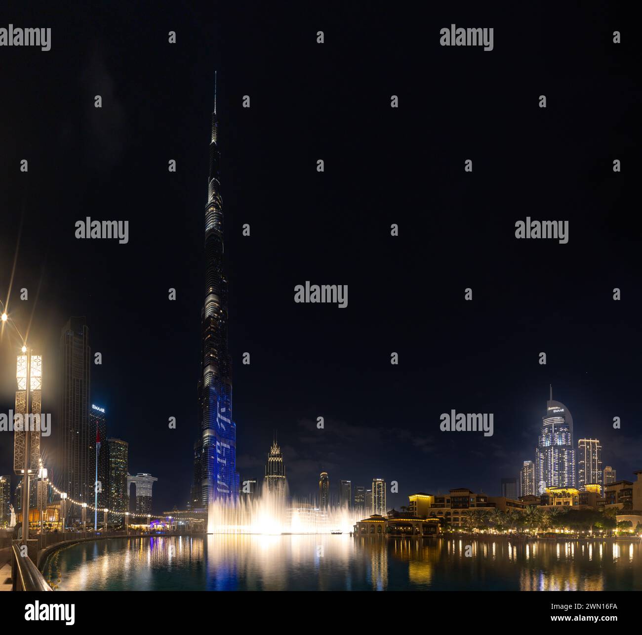 Una imagen del emblemático Burj Khalifa, el espectáculo de luces y agua de la Fuente de Dubái, y los edificios del centro de Dubái y el lago Burj Khalifa, AT Foto de stock