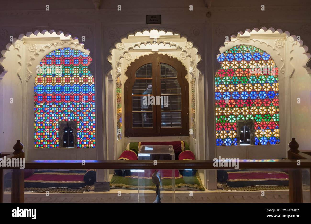 Bagore Ki Haveli museo vidrieras Udaipur Rajasthan India Foto de stock