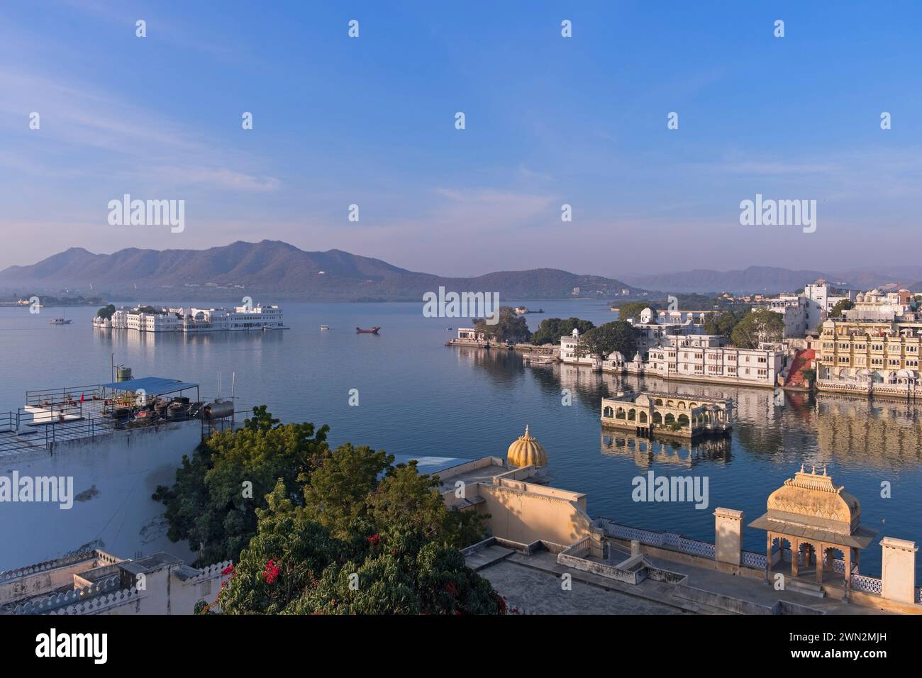 Vista al lago Pichola y al lago Palace Hotel Udaipur Rajasthan India Foto de stock