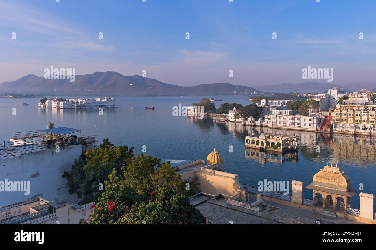 Vista al lago Pichola y al lago Palace Hotel Udaipur Rajasthan India Foto de stock