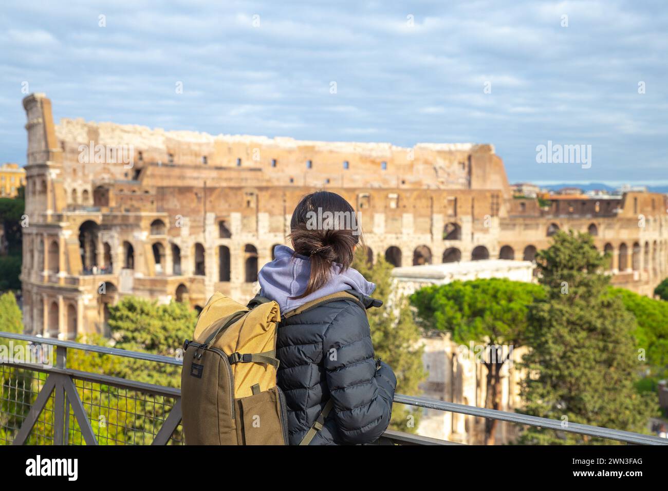 Una chica asiática mirando el coliseo desde la distancia en Roma, Italia, turista, viajes Foto de stock