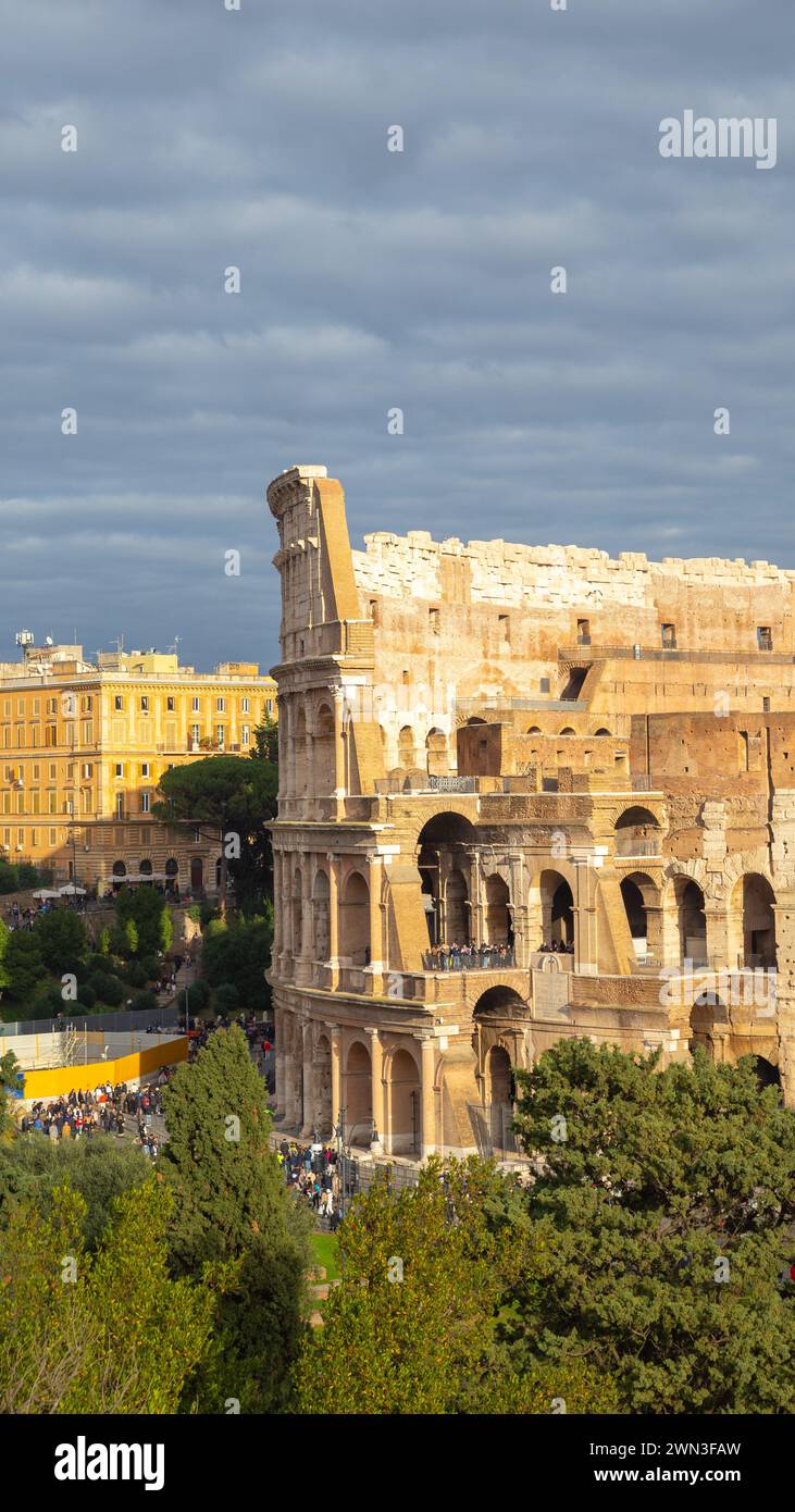 Parcial del coliseo bajo el sol dorado en Roma, Italia, turista, viajes Foto de stock
